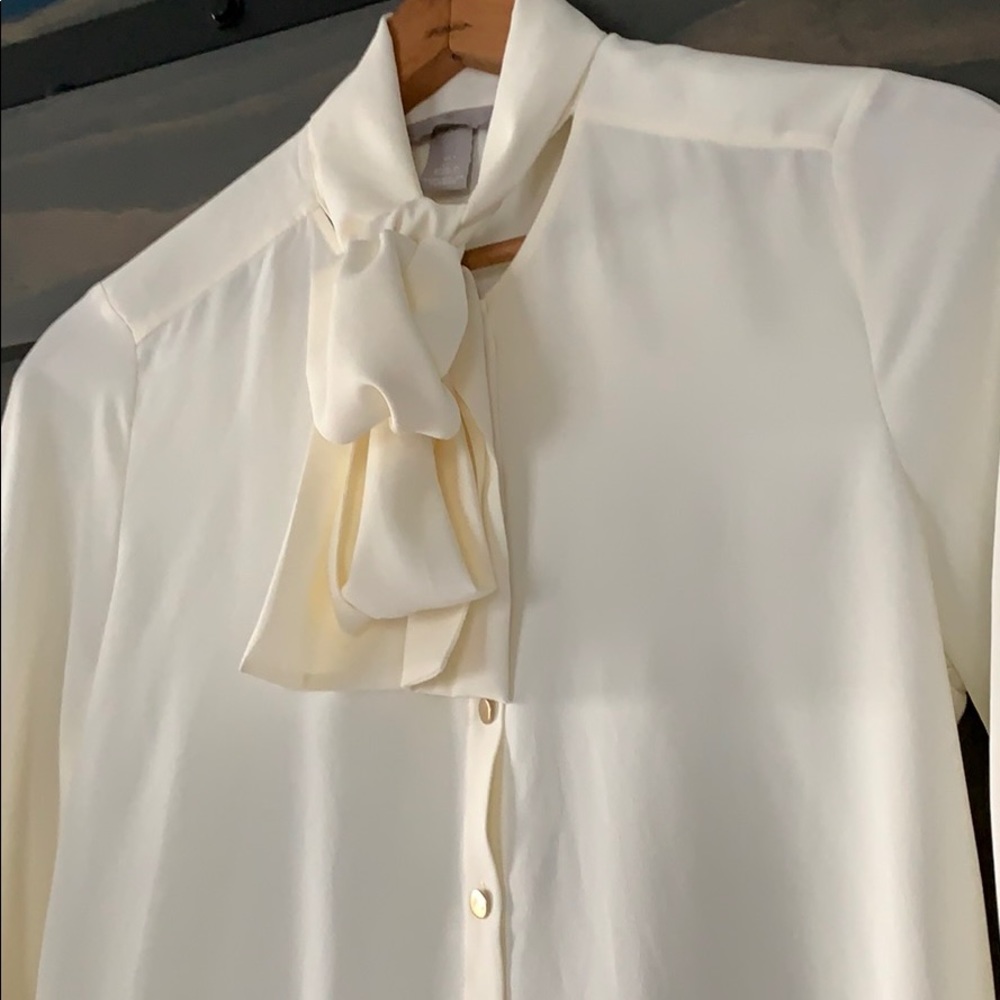 H&M Women Button Down Top. Size 4. Beige.